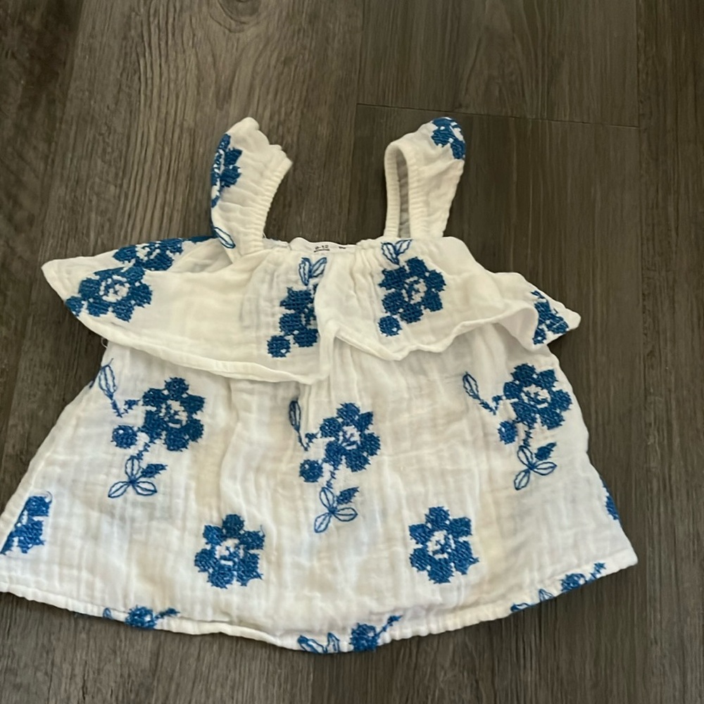 Kids zara white top with blue knotted flowers